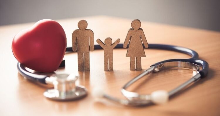 Direitos em risco: Idosos e famílias com crianças com TEA lideram ações judiciais contra planos de saúde 1 imagem com bnecos representando uma família ao lado de um coração