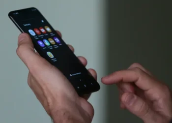 uma pessoa segurando um celular