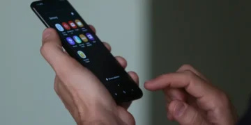 uma pessoa segurando um celular