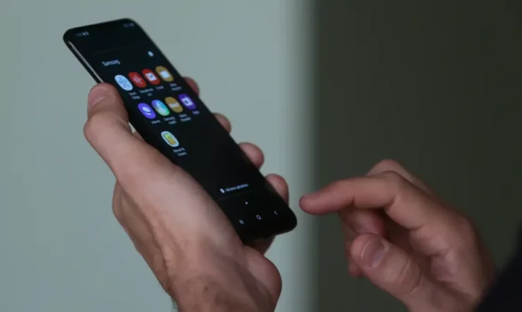 uma pessoa segurando um celular