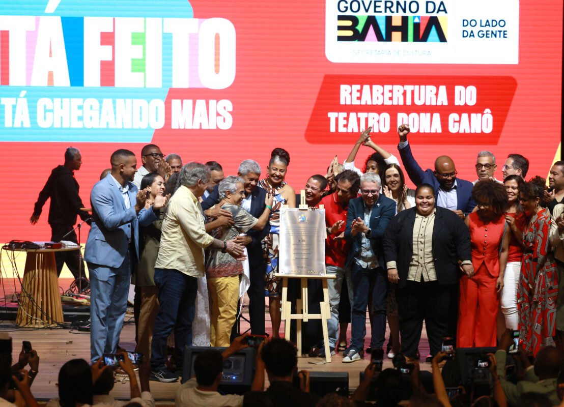 Teatro Dona Canô é reinaugurado com festa e modernização em Santo Amaro 2 Governador Jerônimo Rodrigues, secretário de Cultura do Estado, Bruno Monteiro, J Veloso e demais políticos e sociedade civil no palco do Teatro Dona Canô, em Santo Amaro, durante reinauguração do espaço cultural