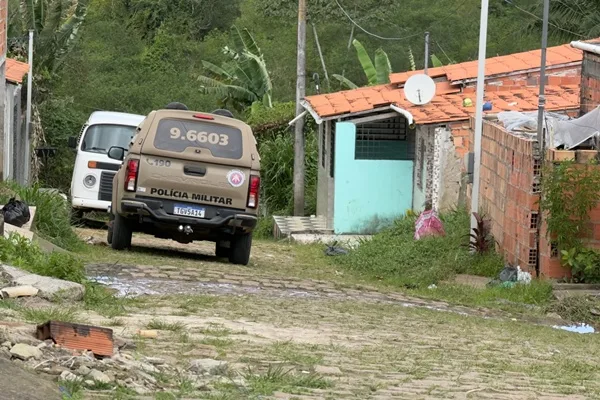 Jovem é sequestrado por homens armados e levado para matagal em Conceição do Jacuípe; vizinhos relatam tiros 1 carro da Polícia Militar da Bahia em Conceição do Jacuípe