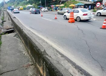 Asfalto afunda por causa de bueiro e PRF fecha todas as faixas da BR-324 rumo ao interior 4 asfalto cede na BR-324 sentido Salvador - Feira de Santana