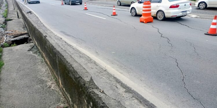 asfalto cede na BR-324 sentido Salvador - Feira de Santana