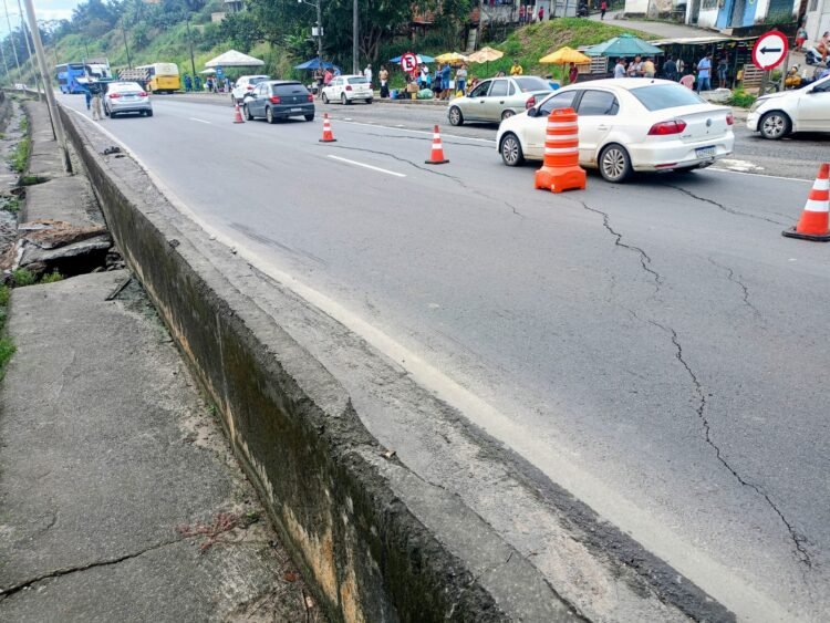 asfalto cede na BR-324 sentido Salvador - Feira de Santana