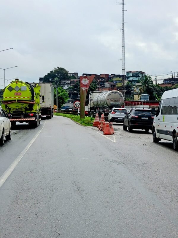 longo engarrafamento na BR-324 sentido Salvador - Feira de Santana após asfalto ceder