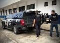 Policiais abrindo o carro da Polícia Civil da Bahia