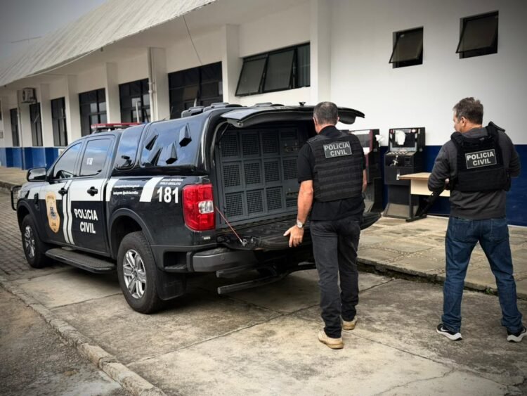 Polícia Civil prende suspeito de incêndio criminoso em São Félix 1 Policiais abrindo o carro da Polícia Civil da Bahia