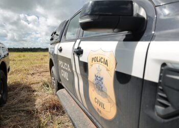 Carro da Polícia Civil estacionado