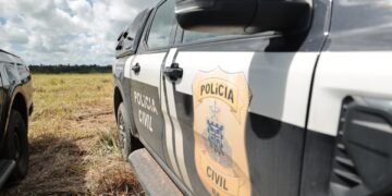 Carro da Polícia Civil estacionado