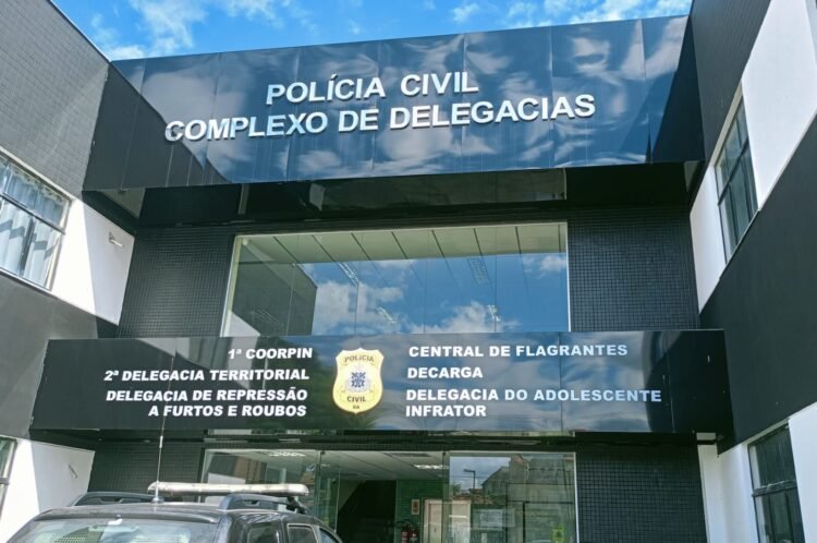 Fachada do Complexo de Delegacias da Polícia Civil em Feira de Santana