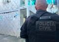 policial civil na rua, de costas para a foto, durante operação em Salvador