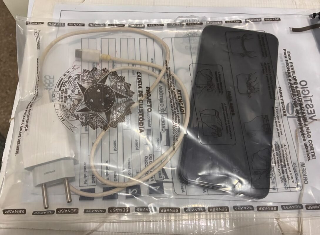 Celular e carregador apreendido pela polícia civil durante operação em Salvador