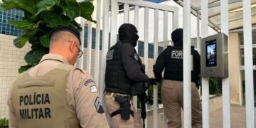 policiais durante operação