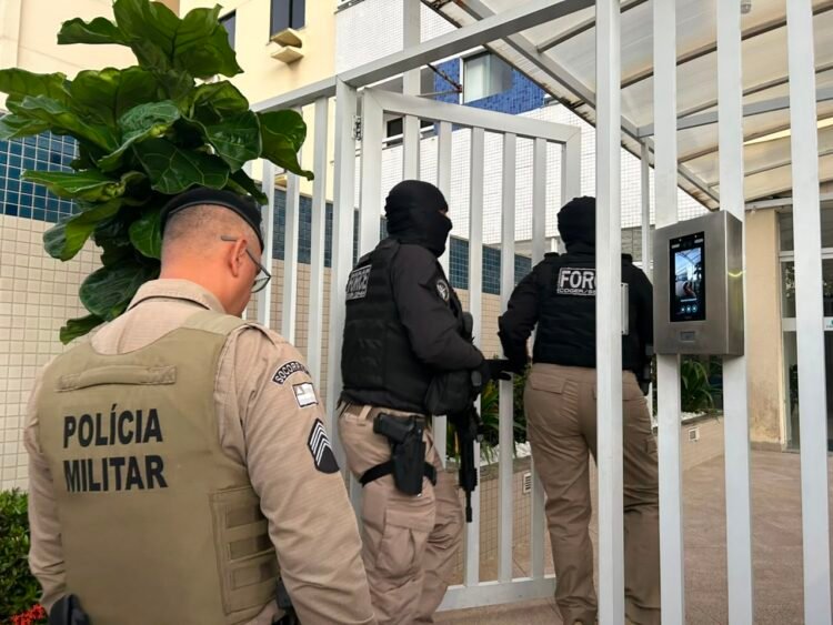 policiais durante operação
