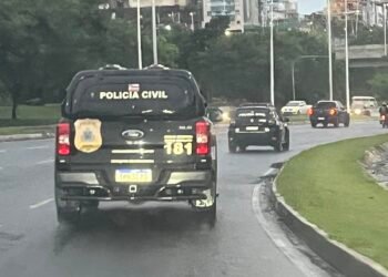 carros da Polícia Civil da Bahia durante operação em Salvador