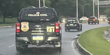 carros da Polícia Civil da Bahia durante operação em Salvador