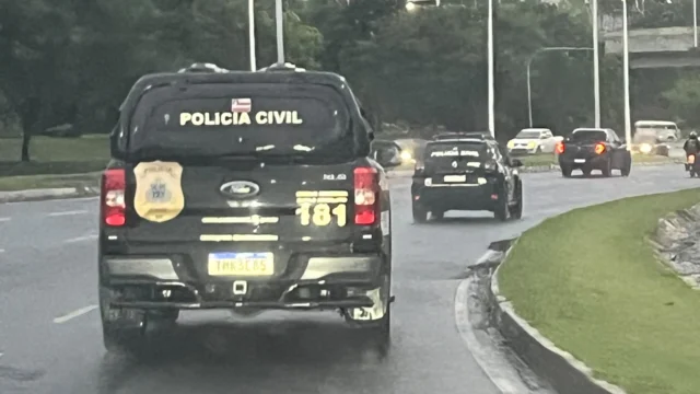 carros da Polícia Civil da Bahia durante operação em Salvador