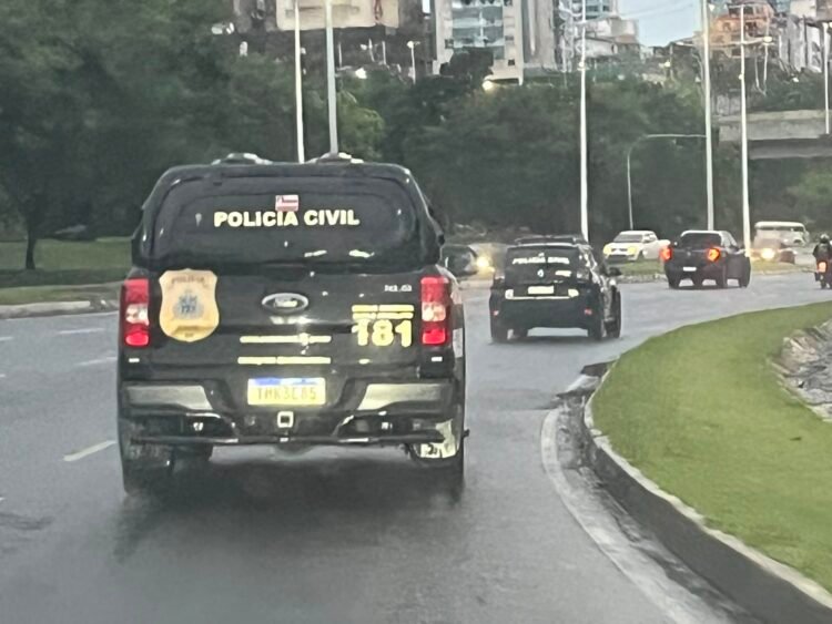 Polícia Civil prende suspeito de estupro e importunação sexual durante sessões de massagem em Salvador 1 carros da Polícia Civil da Bahia durante operação em Salvador