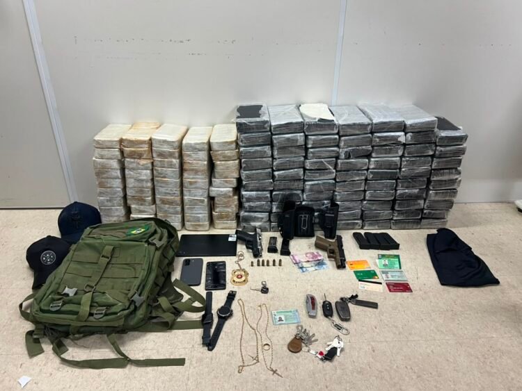 Estudante de direito e policial militar são presos com 119 kg de drogas em estacionamento de shopping em Salvador 1 119 kg de drogas apreendidas em carro em estacionamento de Shopping de Salvador