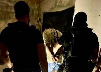 Momento da prisão do acusado de importunação sexual contra uma mulher em uma academia de Feira de Santana
