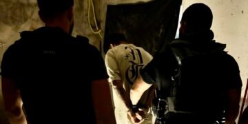Momento da prisão do acusado de importunação sexual contra uma mulher em uma academia de Feira de Santana
