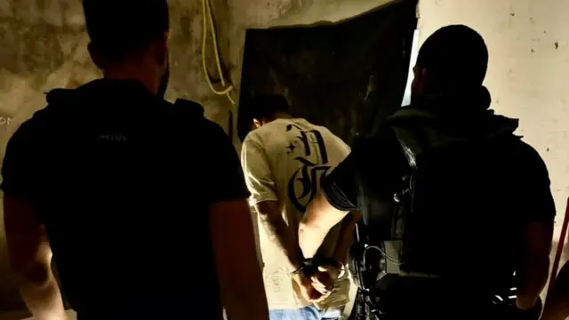 Momento da prisão do acusado de importunação sexual contra uma mulher em uma academia de Feira de Santana
