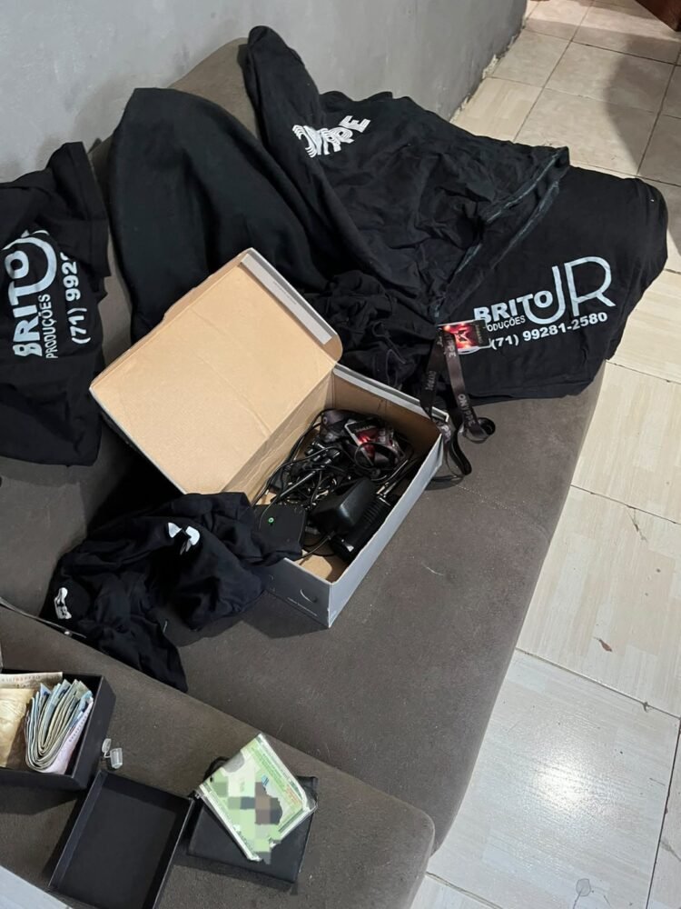 Operação Camarim mira golpe de falsa identidade em contratação de bandas por prefeituras na Bahia 1 Apreensão de materiais ligados a empresa investigada na venda de shows para prefeituras baianas