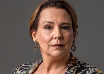 Ana Beatriz Nogueira nega internação hospitalar e tranquiliza fãs sobre rotina