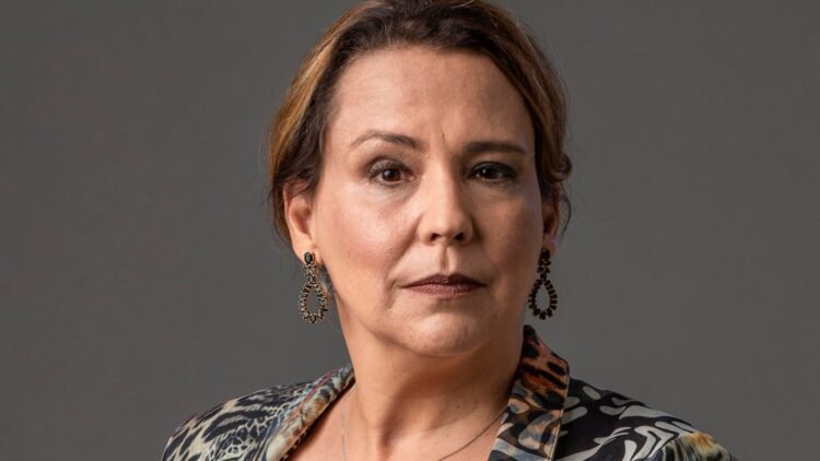 Ana Beatriz Nogueira nega internação hospitalar e tranquiliza fãs sobre rotina