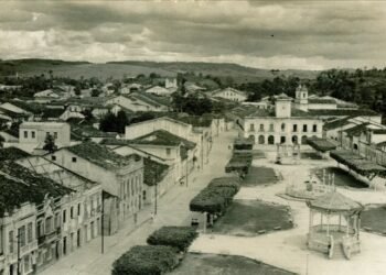 imagem aérea do centro da cidade de Santo Amaro da Purificação na Bahia, em preto e branco.