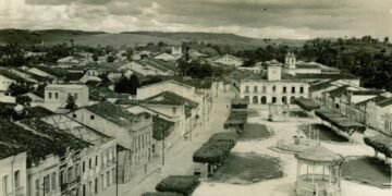 imagem aérea do centro da cidade de Santo Amaro da Purificação na Bahia, em preto e branco.