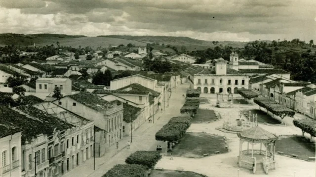 imagem aérea do centro da cidade de Santo Amaro da Purificação na Bahia, em preto e branco.
