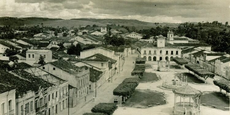 imagem aérea do centro da cidade de Santo Amaro da Purificação na Bahia, em preto e branco.