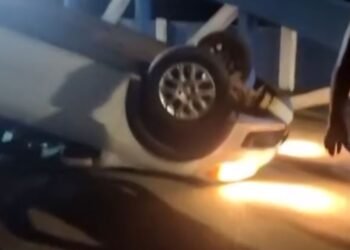 Acidente carro capota na ponte do arco em Santo Amaro