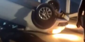 Acidente carro capota na ponte do arco em Santo Amaro
