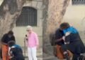 Baby do Brasil se ajoelha para orar com homem em situação de rua no Rio
