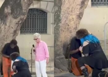 Baby do Brasil se ajoelha para orar com homem em situação de rua no Rio