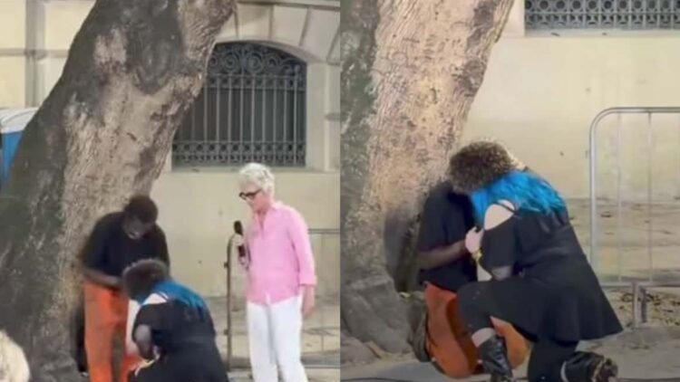 Baby do Brasil se ajoelha para orar com homem em situação de rua no Rio 1 Baby do Brasil se ajoelha para orar com homem em situação de rua no Rio