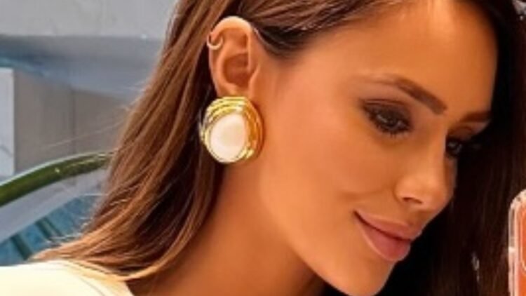 Bruna Biancardi compartilha registro romântico com Neymar e exibe gestação