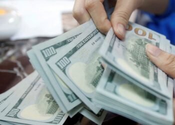 Dólar alcança maior cotação em duas semanas com forte desvalorização do petróleo