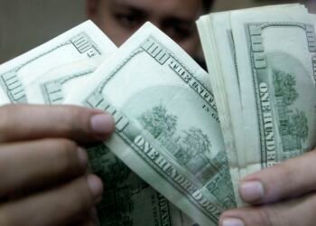 Dólar registra queda mensal em julho; Ibovespa e petróleo avançam