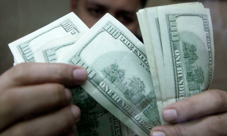 Dólar registra queda mensal em julho; Ibovespa e petróleo avançam