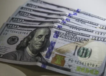 Dólar se mantém em R$ 5,08 e bolsa recua em dia de cautela global