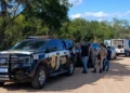 Carro da Polícia Civil da Bahia em operação em São Gonçalo dos Campos que localizou ossada em mata