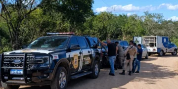 Carro da Polícia Civil da Bahia em operação em São Gonçalo dos Campos que localizou ossada em mata