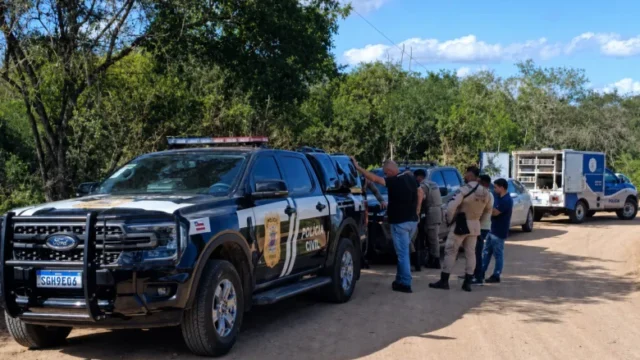 Carro da Polícia Civil da Bahia em operação em São Gonçalo dos Campos que localizou ossada em mata