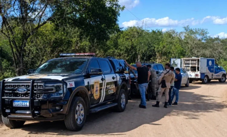 Ossada humana é encontrada em mata de São Gonçalo dos Campos; polícia apura ligação com jovem desaparecido em Feira 1 Carro da Polícia Civil da Bahia em operação em São Gonçalo dos Campos que localizou ossada em mata