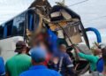 Ônibus que transportava funcionários de Santo Amaro para Camaçari colide com traseira de carreta 2 Acidente com ônibus de Santo Amaro para Camaçari na BR-324