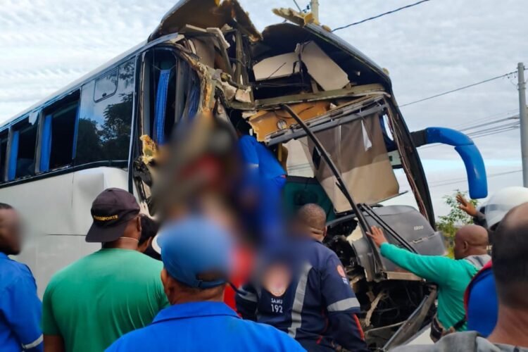 Ônibus que transportava funcionários de Santo Amaro para Camaçari colide com traseira de carreta 1 Acidente com ônibus de Santo Amaro para Camaçari na BR-324